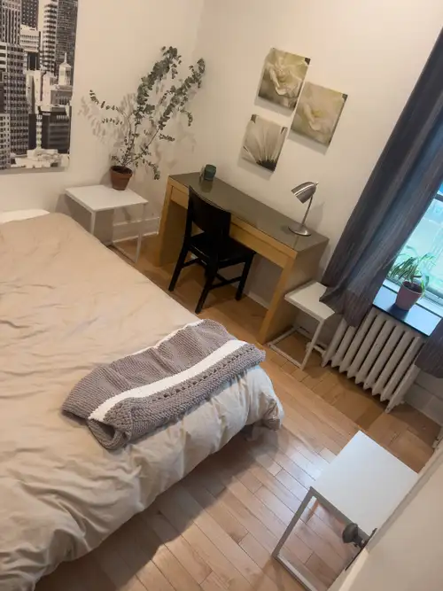 CHAMBRE À LOUER pour le 1e AOÛT / ROOM FOR RENT ***AUGUST*** POSSIBLE SEPTEMBRE ***We speak English,...