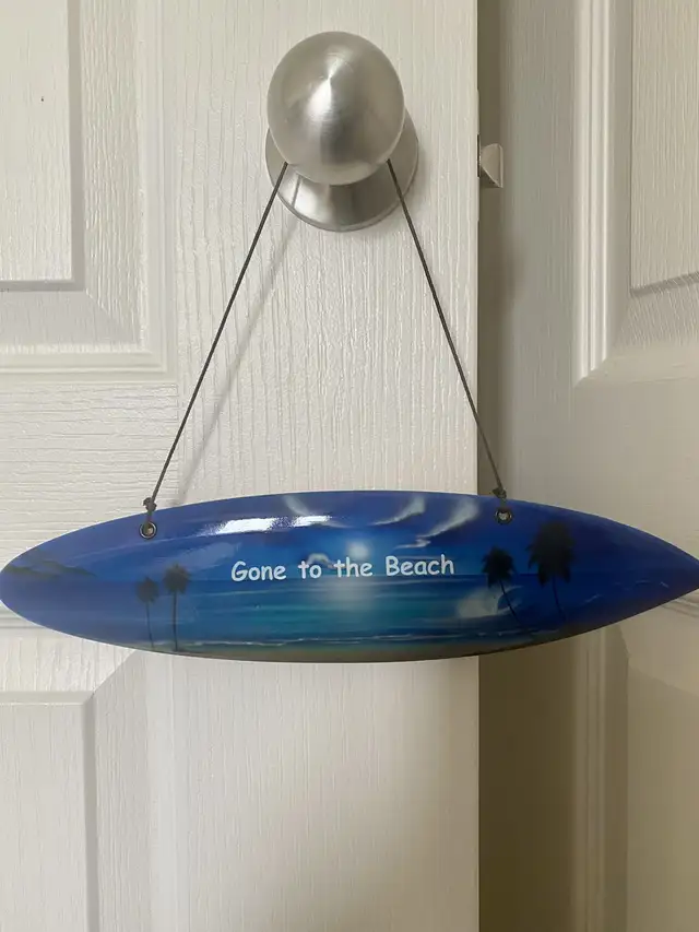 Wooden “Gone to the Beach” Sign in Arts & Collectibles in Oshawa / Durham Region - Image 3