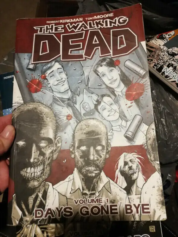 THE WALKING DEAD PAPERBACK