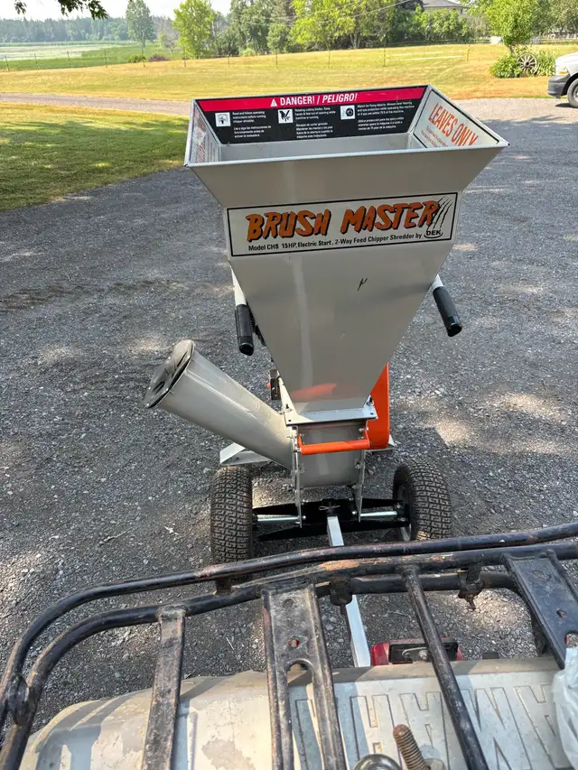 Wood Chipper in Lawnmowers & Leaf Blowers in Napanee - Image 4