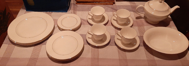 1994 Wedgewood Signet Gold Bone China from England in Kitchen & Dining Wares in Abbotsford