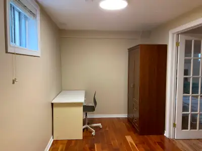 Location: Mississauga Rd and Dundas St. W Room to rent for female student. 150M to UTM. 1 minute wal...