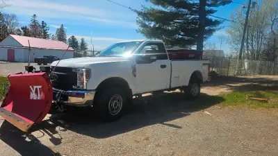 Ford F-250 XL 6.2 L gas, 4x4, regular cab, Excellent condition with only 38k original kms. Boss RT3...