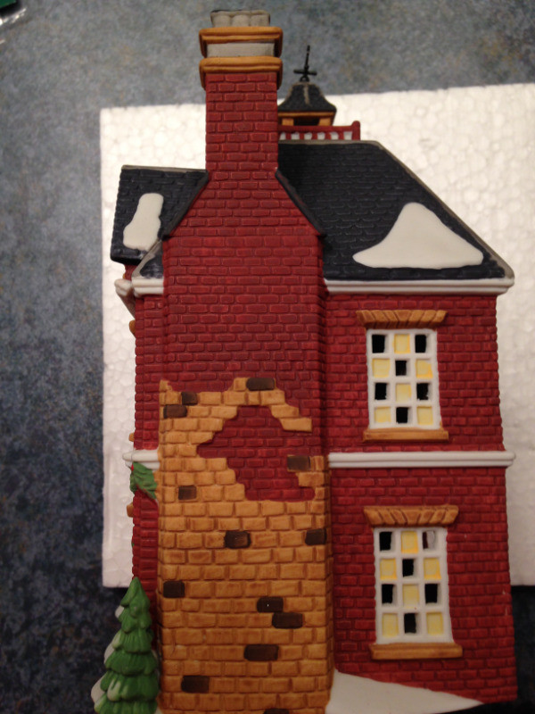 DEPT 56 - DICKENS  LIMITED EDITION BOARDING & LODGING SCHOOL #18 in Arts & Collectibles in Markham / York Region - Image 2