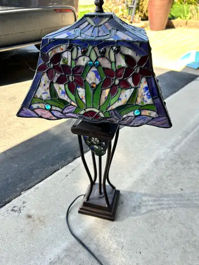 Add a touch of vintage charm to your home with this stunning stained glass table lamp! Featuring a b...