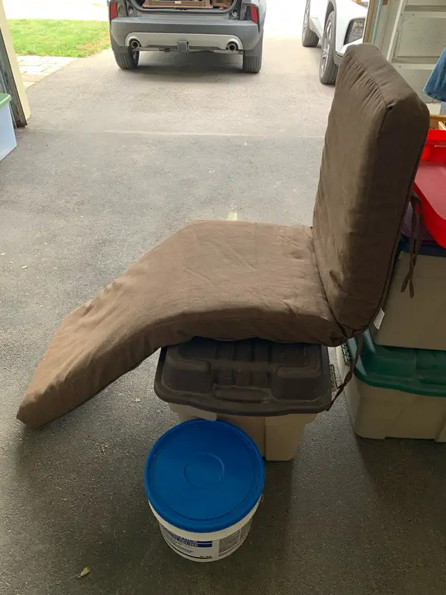 Two lounge cushions510361756542576641