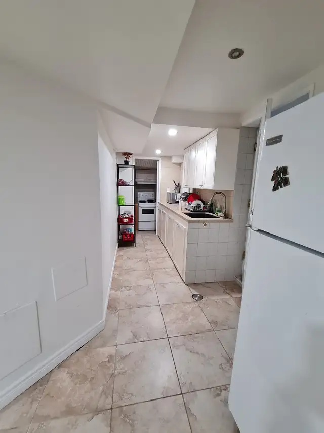 Rent Basement room for female - Mississauga in Room Rentals & Roommates in Mississauga / Peel Region - Image 7