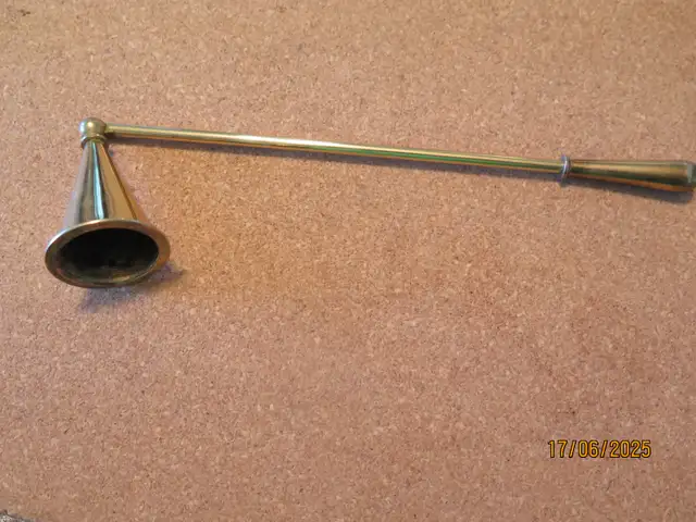 SOLID BRASS CANDLE SNUFFER in Home Décor & Accents in City of Toronto - Image 3