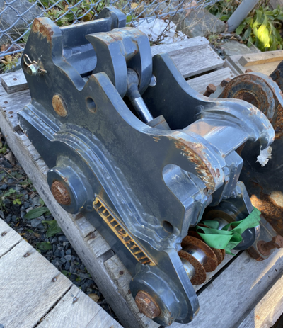 Brandt Hydraulic pin grab to fit John Deere 50G. Comes complete with pins but missing hydraulic line...