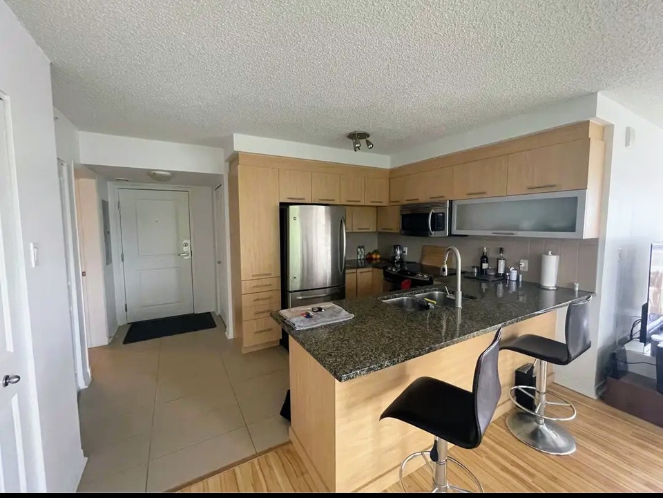 Condo 4½ – 5e étage, terrasse privée, métro 1 min – 1st nov. 5
