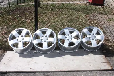 4 Mag 16 pouces (5 x 112 mm) compatible avec pneus (216 65R16) Info : 450 951\4340 (Mag comme neuf)...