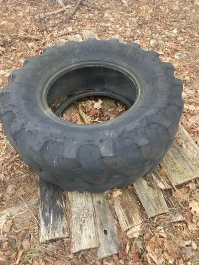 This is a Goodyear 19.5L-24 tubeless tractor not good for use on equipment. Was used for a hay feed...