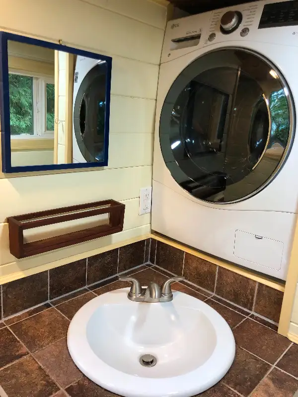 REDUCED 2019 33' X 8' Cozy and Bright Tiny Home With Frigidaire/ in Houses for Sale in Sunshine Coast - Image 6