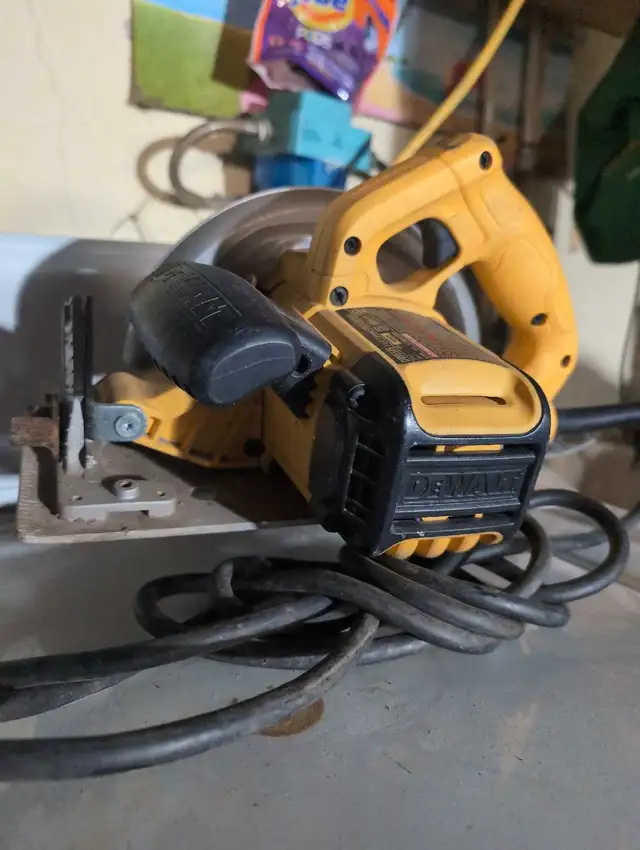 DeWalt Circular Saw in Power Tools in Kitchener / Waterloo - Image 2