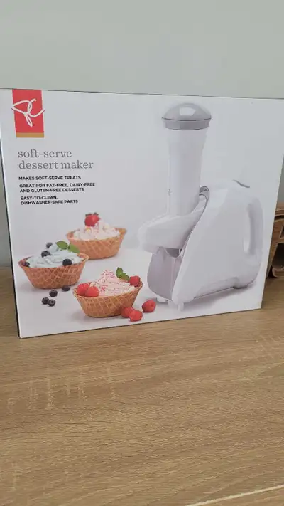 Make delicious and healthy frozen treats with this President's Choice soft-serve dessert maker, perf...
