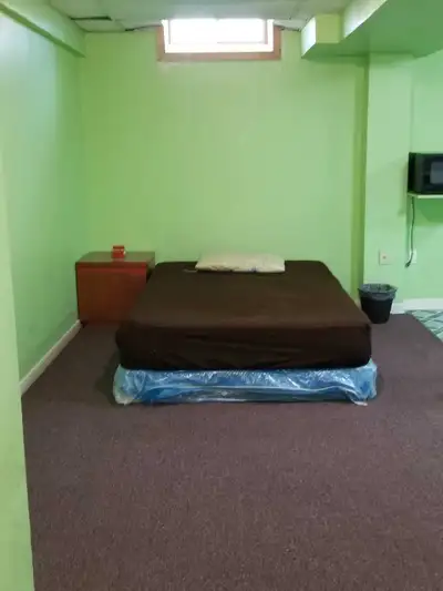 -Single Room for 1 Person. -Female Only. -Nofrills,Bus Stop,Shoppers Drugmart Plaza within 2-3 mins...