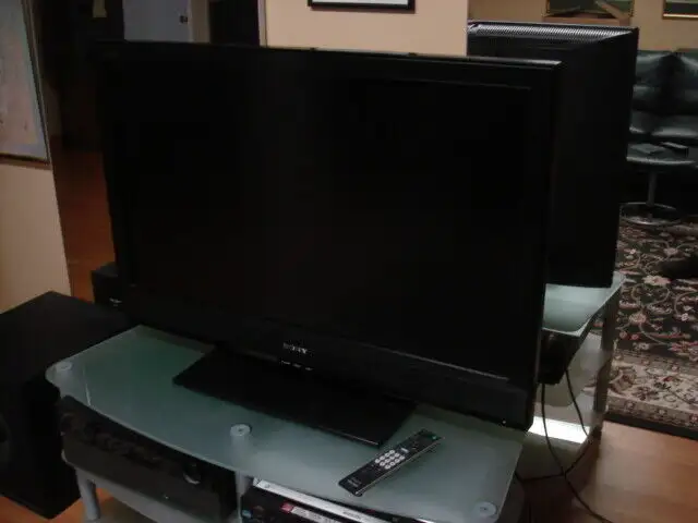 Sonny LCD 42" TV & remote in TVs in Ottawa - Image 2