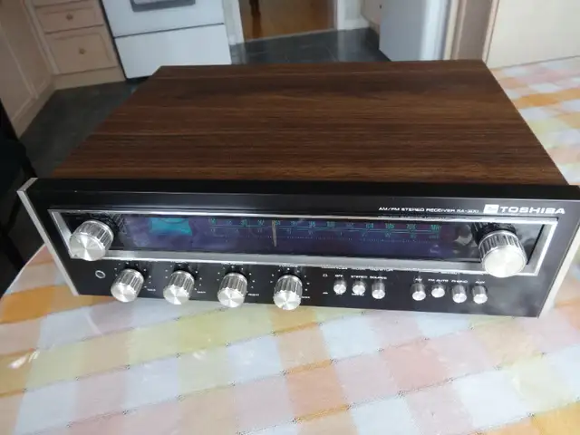 Toshiba SA-300 AM/FM Vintage(1974) Stereo Receiver for sale in Stereo Systems & Home Theatre in Markham / York Region - Image 7