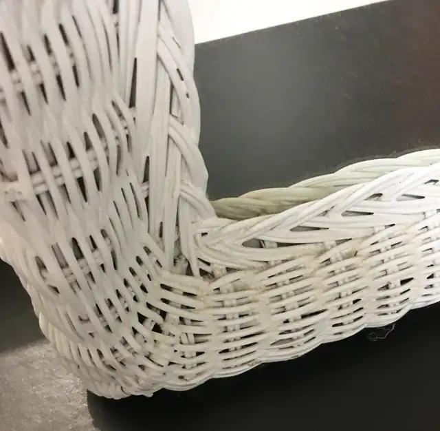 Lovely Large Vintage White Wicker Wall Mount Mirror 30"x 20" in Home Décor & Accents in City of Toronto - Image 4