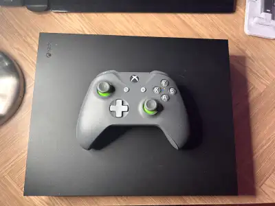 Xbox One X avec 6 jeux + un casque gaming, tout marche bien, la Xbox est réinitialisée et elle a bea...