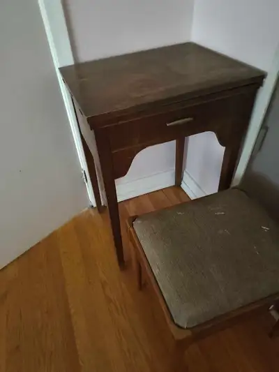 Machine à coudre Singer Modèle 237 avec meuble, View more
