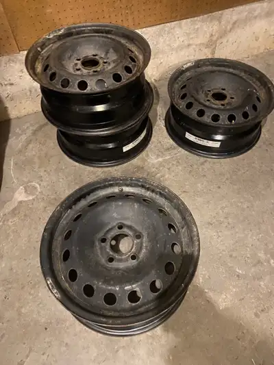 16" steel rims bolt pattern 5x108. Very good condition.