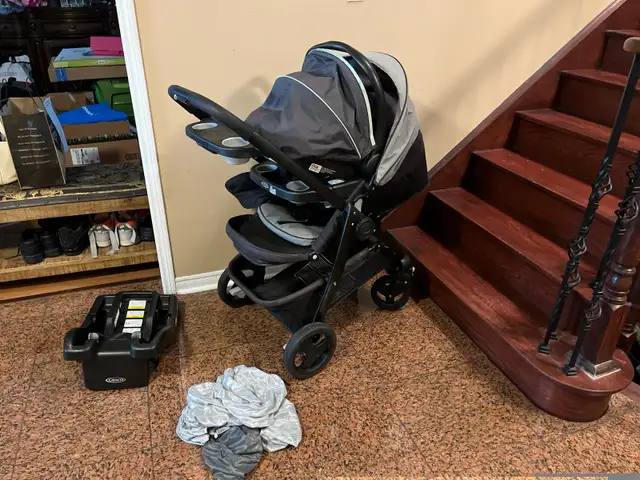 Graco stroller . Reversible seat .Car seat with base in Strollers, Carriers & Car Seats in Markham / York Region - Image 5