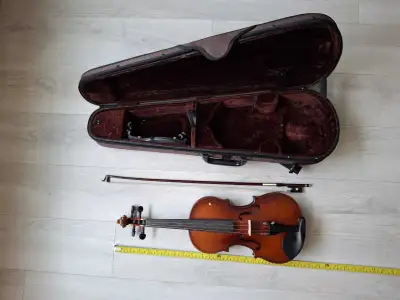 1/2 size violin for sale. Excellent condition. St antonio brand. Included shoulder rest.