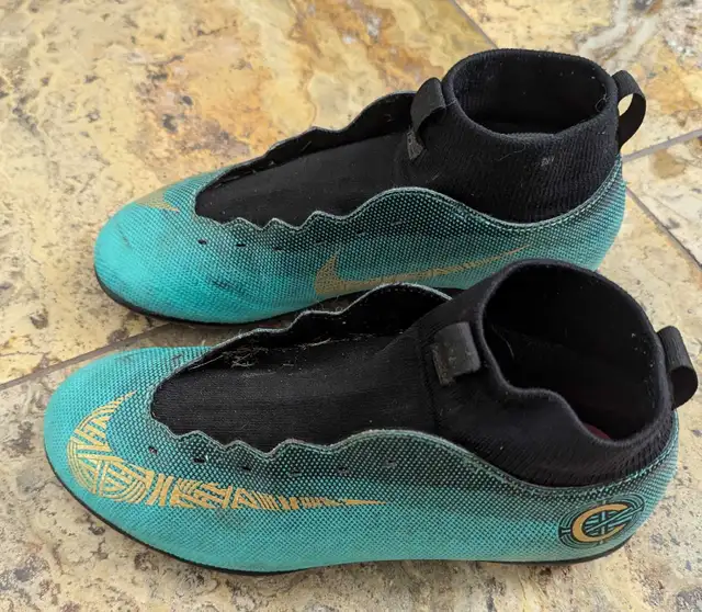Soccer shoes (size 5Y) in Soccer in Ottawa - Image 2