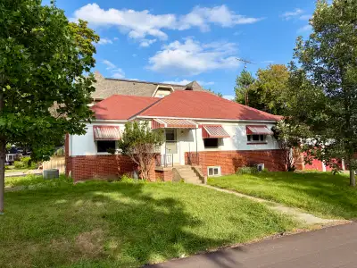 A cozy detached home is available for rent in the prestigious and peaceful Sunnylea neighbourhood, n...