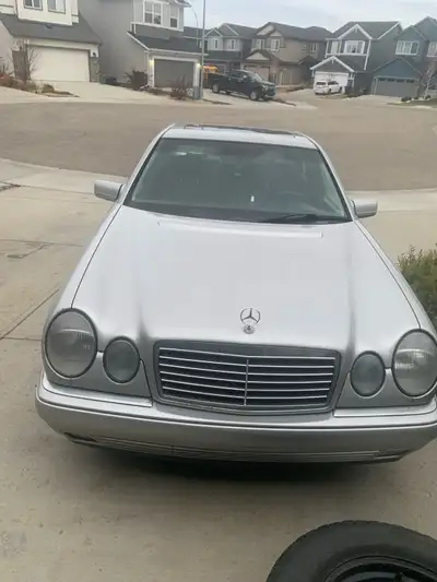 This is a 1999 Mercedes-Benz E320 4MATIC, a reliable and luxurious sedan with all-wheel drive, provi...
