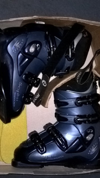 Gently used Rossignol Saphire ski boots, size 24.5.