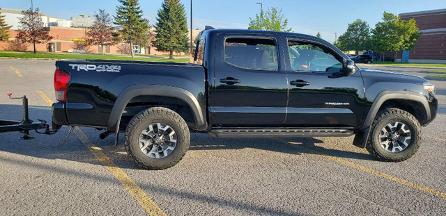 Toyota Tacoma TRD off road 2017 and inclosed trailer in Cars & Trucks in Ottawa - Image 3