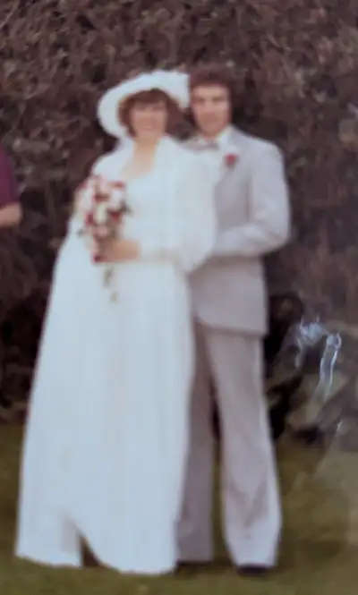 This wedding dress is good for someone up to 5' and 6" tall. The waist is approximately 32 inches. I...