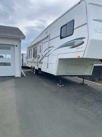 Fifth wheel 36ft three slide double fridge sleep six hard wood floor vacume cleaner place for washer...