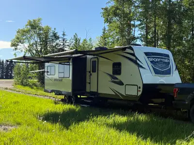 2019 Venture RV Sporttrek ST327VIK Amazing family unit that is half ton towable 36’ long, UVW 8130 l...