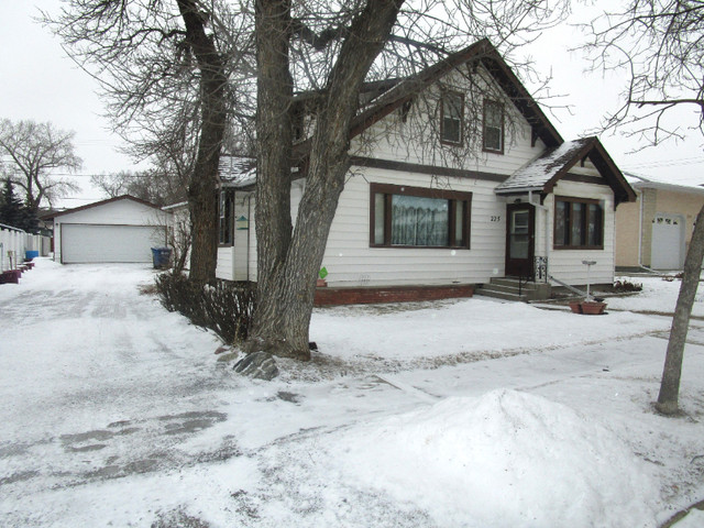 225 6th Ave. E., Assiniboia in Houses for Sale in Moose Jaw