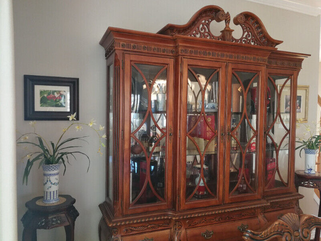 Beautiful Buffet and Hutch for Sale in Dining Tables & Sets in St. Catharines - Image 2
