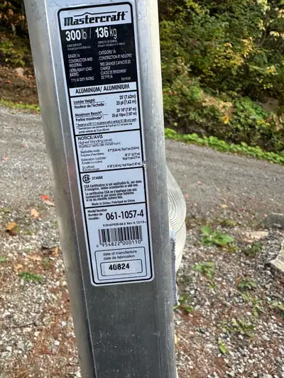 Échelle multifonctionelle, utilisé que deux fois alors pratiquement neuve.