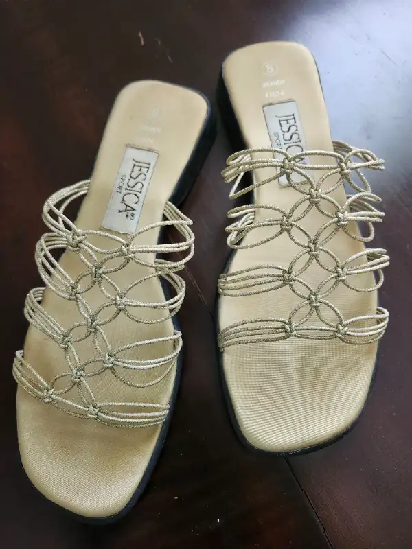 gold sequin slip on sandals / shoes size 8 in Women's - Shoes in Kitchener / Waterloo - Image 8