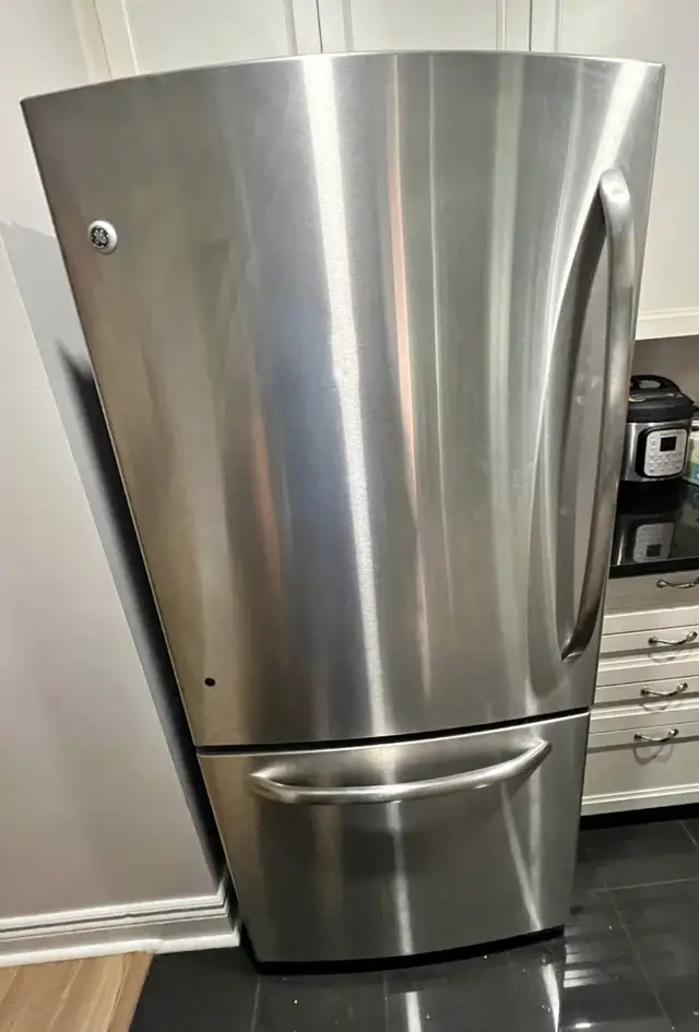 stainless steel fridge  in Refrigerators in City of Montréal - Image 2