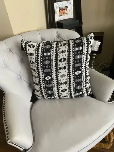 Pair of accent chairs 