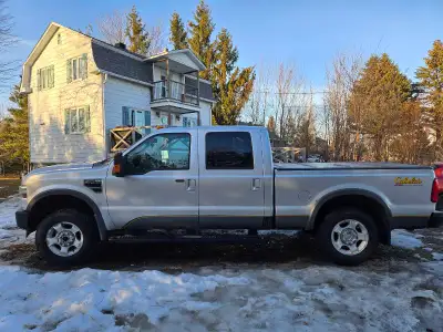Bon camion de travail avec attachement pour scellette à remorque. Moteur puissant V10 6.7L avec 2560...