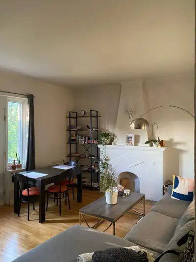 Grand 3 1/2 sur Queen Mary a 2 pas du metro snowdon Chauffage, eau chaude, cuisinière et réfrigérate...