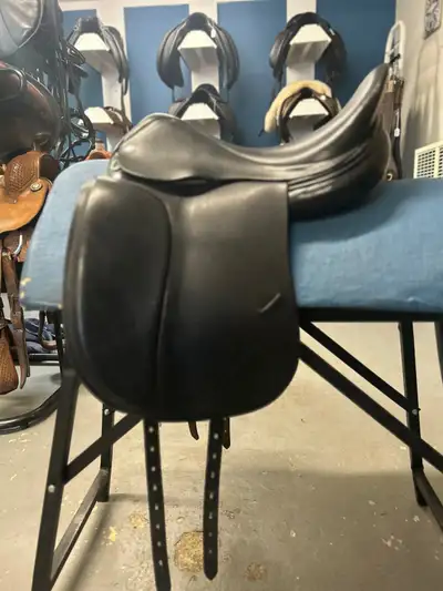 Priced to Sell! 17.5" Hanover by Verhan Dressage Saddle. Classic, comfortable dressage saddle with l...