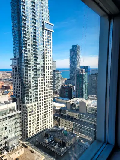 Fully furnished Studio. King &Young St. High fl. South lake view