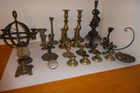 Lot de 25 chandeliers anciens en métal de differente grandeur:pr
