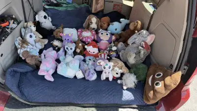 Lot de peluches variées, View more