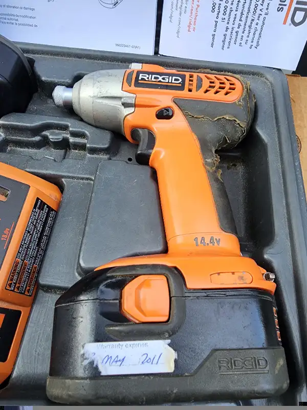 Ridgid R82320 Bit Driver Kit W 2 Batteries Charges & Hard Case in Power Tools in Windsor Region - Image 4
