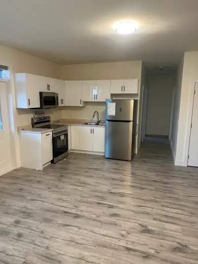 This 2-bedroom, 1-bathroom ground-level suite is located in a peaceful residential area of Batchelor...
